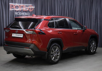 Подержанный автомобиль Toyota RAV4 2021 года (5 фото)
