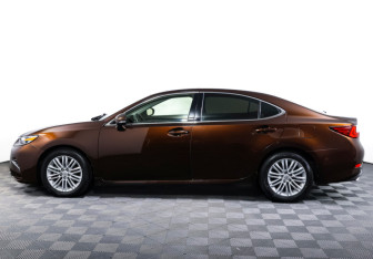 Подержанный автомобиль Lexus ES 2015 года (8 фото)