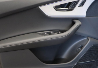 Подержанный автомобиль Audi Q8 2024 года (29 фото)