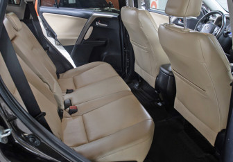 Подержанный автомобиль Toyota RAV4 2014 года (12 фото)