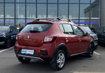 Подержанный автомобиль Renault Sandero 2018 года (6 фото)