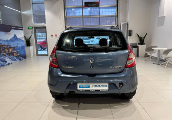 Подержанный автомобиль Renault Sandero 2011 года (5 фото)