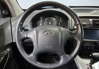 Подержанный автомобиль Hyundai Tucson 2008 года (16 фото)