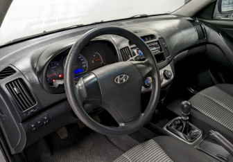 Подержанный автомобиль Hyundai Elantra Sedan 2010 года (13 фото)