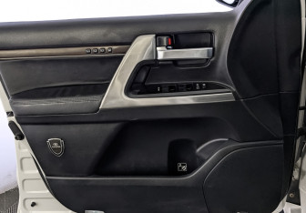 Подержанный автомобиль Toyota Land Cruiser Suv 2015 года (19 фото)