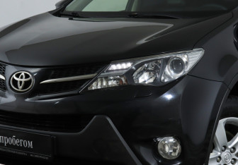 Подержанный автомобиль Toyota RAV4 2013 года (22 фото)
