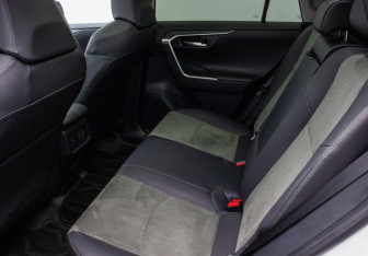 Подержанный автомобиль Toyota RAV4 2024 года (11 фото)