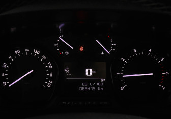 Подержанный автомобиль Peugeot Traveller 2018 года (11 фото)