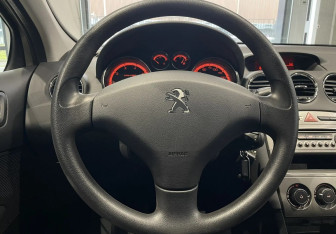 Подержанный автомобиль Peugeot 408 2013 года (13 фото)