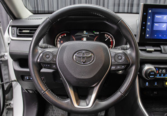 Подержанный автомобиль Toyota RAV4 2022 года (17 фото)