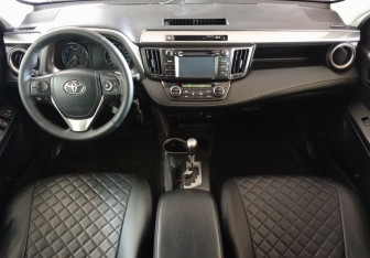 Подержанный автомобиль Toyota RAV4 2015 года (9 фото)