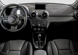 Подержанный автомобиль Audi A1 2013 года (11 фото)
