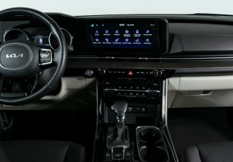 Подержанный автомобиль Kia Carnival 2022 года (7 фото)