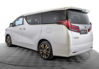 Подержанный автомобиль Toyota Alphard 2021 года (7 фото)