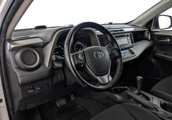 Подержанный автомобиль Toyota RAV4 2019 года (15 фото)