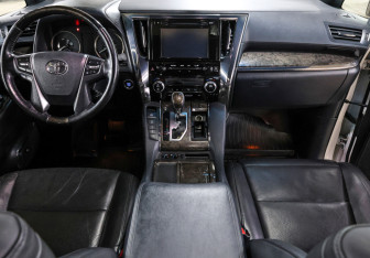 Подержанный автомобиль Toyota Alphard 2019 года (17 фото)