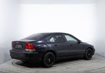Подержанный автомобиль Volvo S60 2004 года (5 фото)