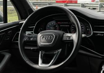 Подержанный автомобиль Audi Q7 2021 года (14 фото)