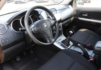 Подержанный автомобиль Suzuki Grand Vitara 2011 года (13 фото)
