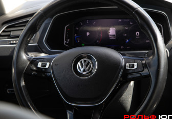 Подержанный автомобиль Volkswagen Tiguan 2019 года (15 фото)