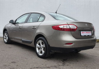 Подержанный автомобиль Renault Fluence 2012 года (7 фото)
