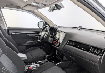 Подержанный автомобиль Mitsubishi Outlander 2019 года (11 фото)