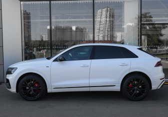 Подержанный автомобиль Audi Q8 2018 года (8 фото)