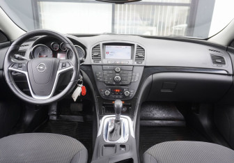 Подержанный автомобиль Opel Insignia Liftback 2010 года (12 фото)