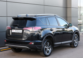 Подержанный автомобиль Toyota RAV4 2015 года (5 фото)