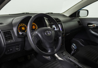Подержанный автомобиль Toyota Corolla Sedan 2008 года (9 фото)