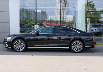 Подержанный автомобиль Audi A8 2022 года (8 фото)