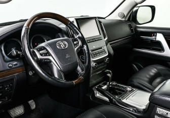 Подержанный автомобиль Toyota Land Cruiser Suv 2016 года (8 фото)