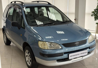 Подержанный автомобиль Toyota Corolla Spacio 1998 года (3 фото)