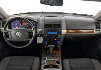 Подержанный автомобиль Volkswagen Touareg 2009 года (14 фото)