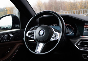 Подержанный автомобиль BMW X5 2021 года (13 фото)