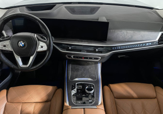 Подержанный автомобиль BMW X7 2022 года (11 фото)