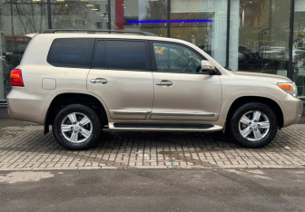 Подержанный автомобиль Toyota Land Cruiser Suv 2013 года (4 фото)