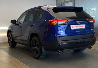 Подержанный автомобиль Toyota RAV4 2021 года (6 фото)