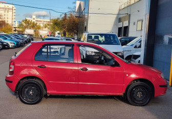 Подержанный автомобиль Skoda Fabia Hatchback 2004 года (4 фото)