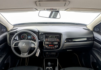 Подержанный автомобиль Mitsubishi Outlander 2018 года (14 фото)