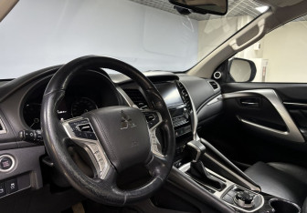 Подержанный автомобиль Mitsubishi Pajero Sport 2017 года (20 фото)