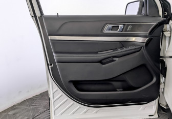 Подержанный автомобиль Ford Explorer 2018 года (19 фото)