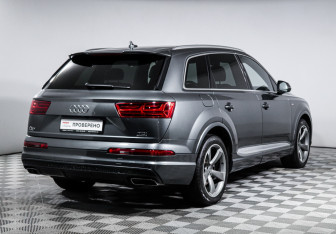 Подержанный автомобиль Audi Q7 2015 года (5 фото)