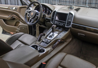 Подержанный автомобиль Porsche Cayenne 2015 года (10 фото)