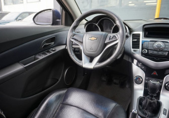 Подержанный автомобиль Chevrolet Cruze Sedan 2010 года (13 фото)