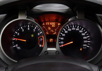 Подержанный автомобиль Nissan Juke 2011 года (12 фото)