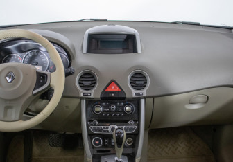 Подержанный автомобиль Renault Koleos 2010 года (14 фото)