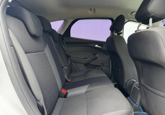 Подержанный автомобиль Ford Focus Hatchback 2013 года (11 фото)