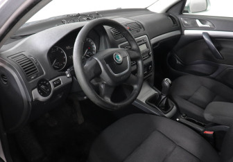 Подержанный автомобиль Skoda Octavia Liftback 2012 года (9 фото)