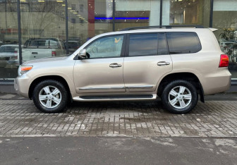 Подержанный автомобиль Toyota Land Cruiser Suv 2013 года (5 фото)